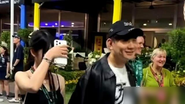 林俊杰这回不藏了，新加坡街头直接十指紧扣，对象就是传了多年的那个七七。
三天前他刚在F1压轴唱了90分钟，新歌《无声之上》凌晨上线，配文写“重新站起来的过程，很多时候发生在没有人看见的地方”。
结果两天后，人就被拍到牵着女友的手逛街。
这个七七不是素人花瓶，帕森斯设计学院毕业，现在管着林俊杰的