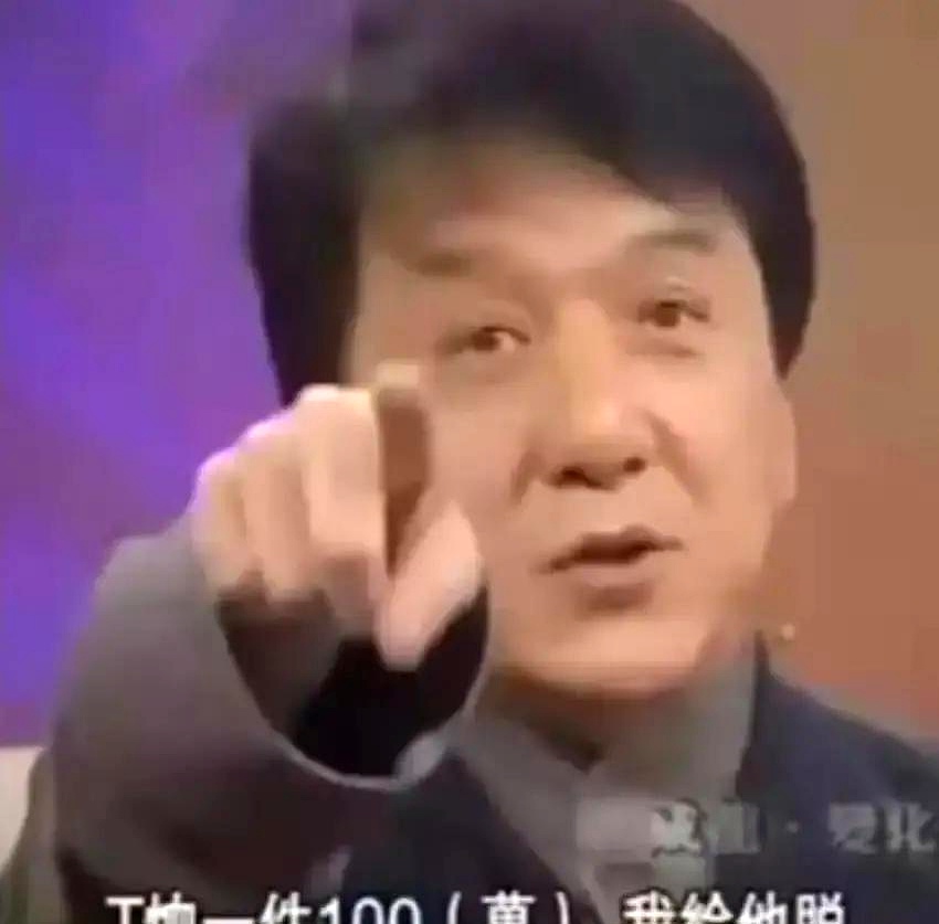 2008年一场慈善晚会，台下富商当场砸480万买下成龙身上的西装，成龙脱了衣服，反手掏出一堆破黑板的照片，把全场名流给说沉默了
 

那件西装根本不值480万，成龙收了钱，当场自揭老底，年轻时去看孤儿，经纪人交代拍十分钟照就走，骗孩子说下次再来，结果被孩子那双清澈的眼睛逼得整宿睡不着，打那以后才明白