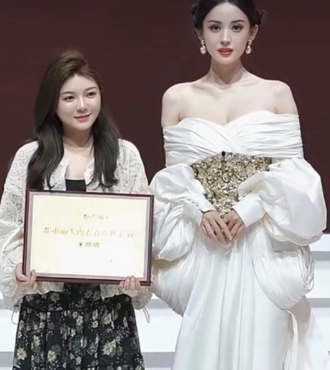 古力娜扎果然是网友嘴巴里的“女娲毕设级”的颜值！！这也太美了吧，果然是...