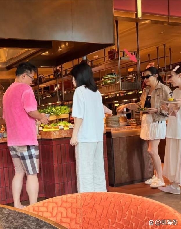 59岁王祖贤现身广州太古汇逛商场吃早餐，她穿着白色小短裙，戴着大墨镜，打扮年轻时尚，但脸已经很明显苍老了，皮肉松弛，五官很不自然。 ​