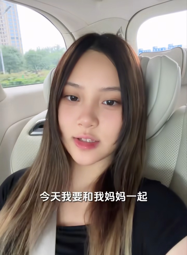 甜馨和爸爸妈妈去做公益了，
是一所她妈妈资助了三年的特殊学校，
为脑瘫患儿送上生活物资。

甜馨现在已经长成一个亭亭玉立的大姑娘了，继承了爸爸妈妈的优秀基因，长得很漂亮。

贾乃亮对女儿的教育是开放式的，只要孩子开心，工作不忙的时候就会陪伴女儿。
暑假的时候还带着甜馨回东北了，去了老虎园，不管怎样孩