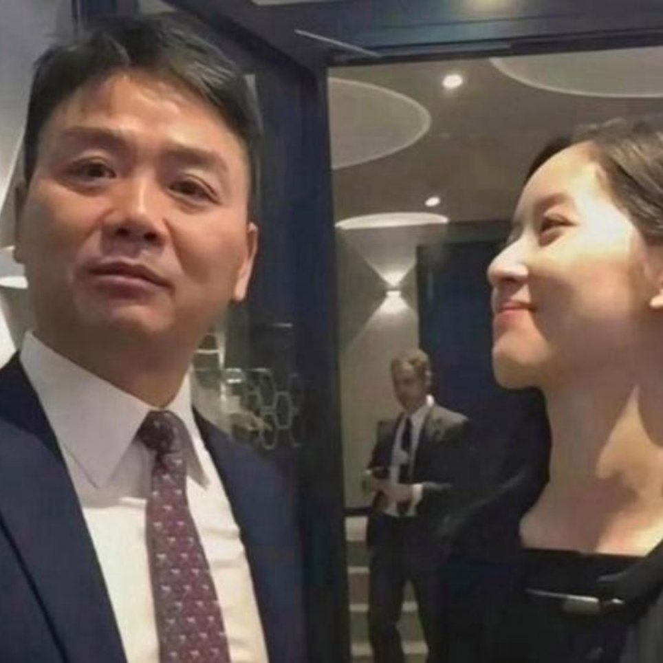 章泽天与刘强东一家的生活一直备受大家关注。刘强东婚前已有一个儿子，目前在海外读书；他和章泽天婚后育有女儿Linda，还有一对双胞胎儿子。二人2013年于美国相识，2015年在大堡礁举办婚礼，这一家六口的日常，常常引发网友讨论。 ​