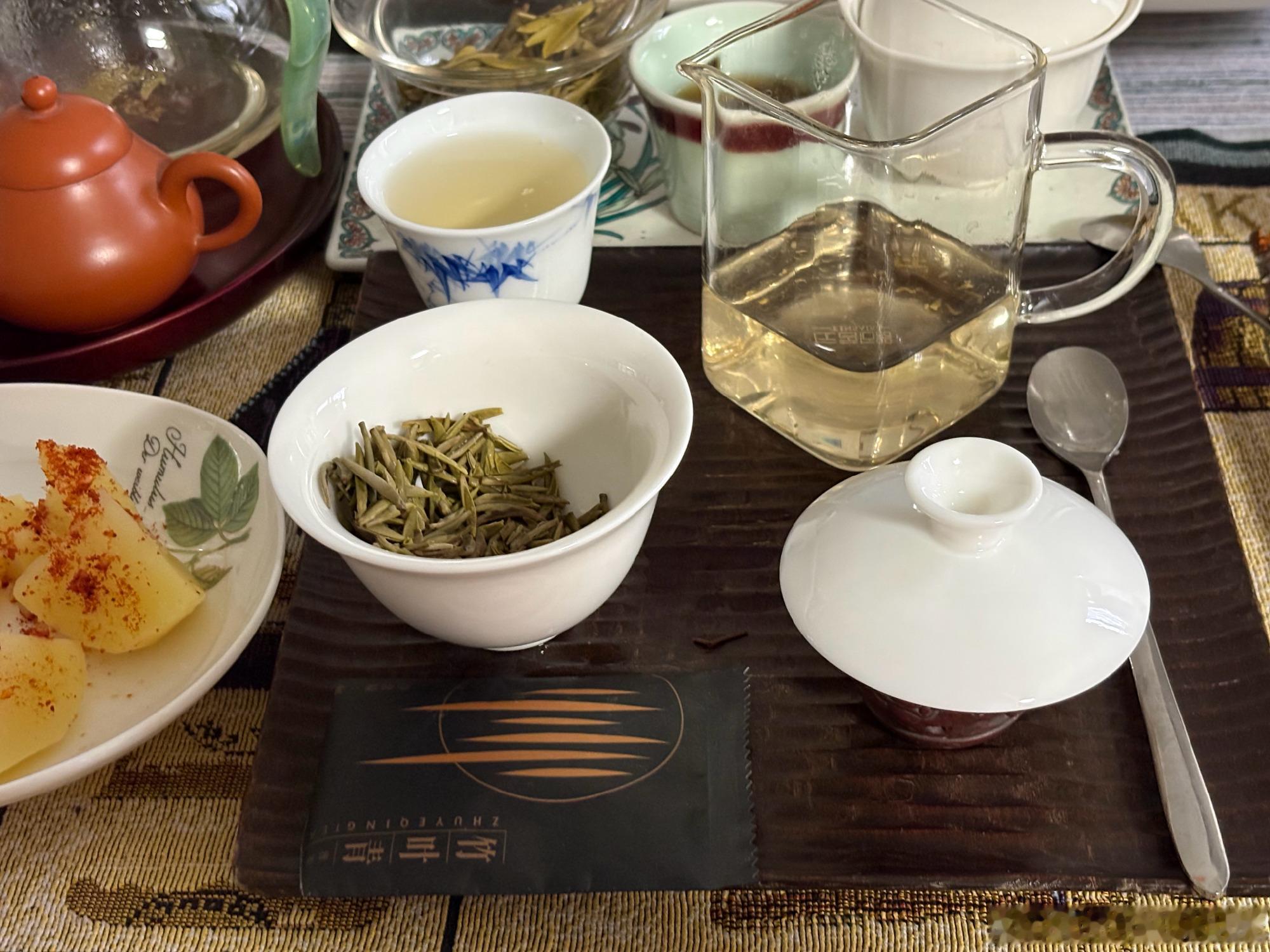 早起烧水温杯沏茶，一杯绿茶，悠然自得。最爱竹叶青，没有之一。图一冒雨下...