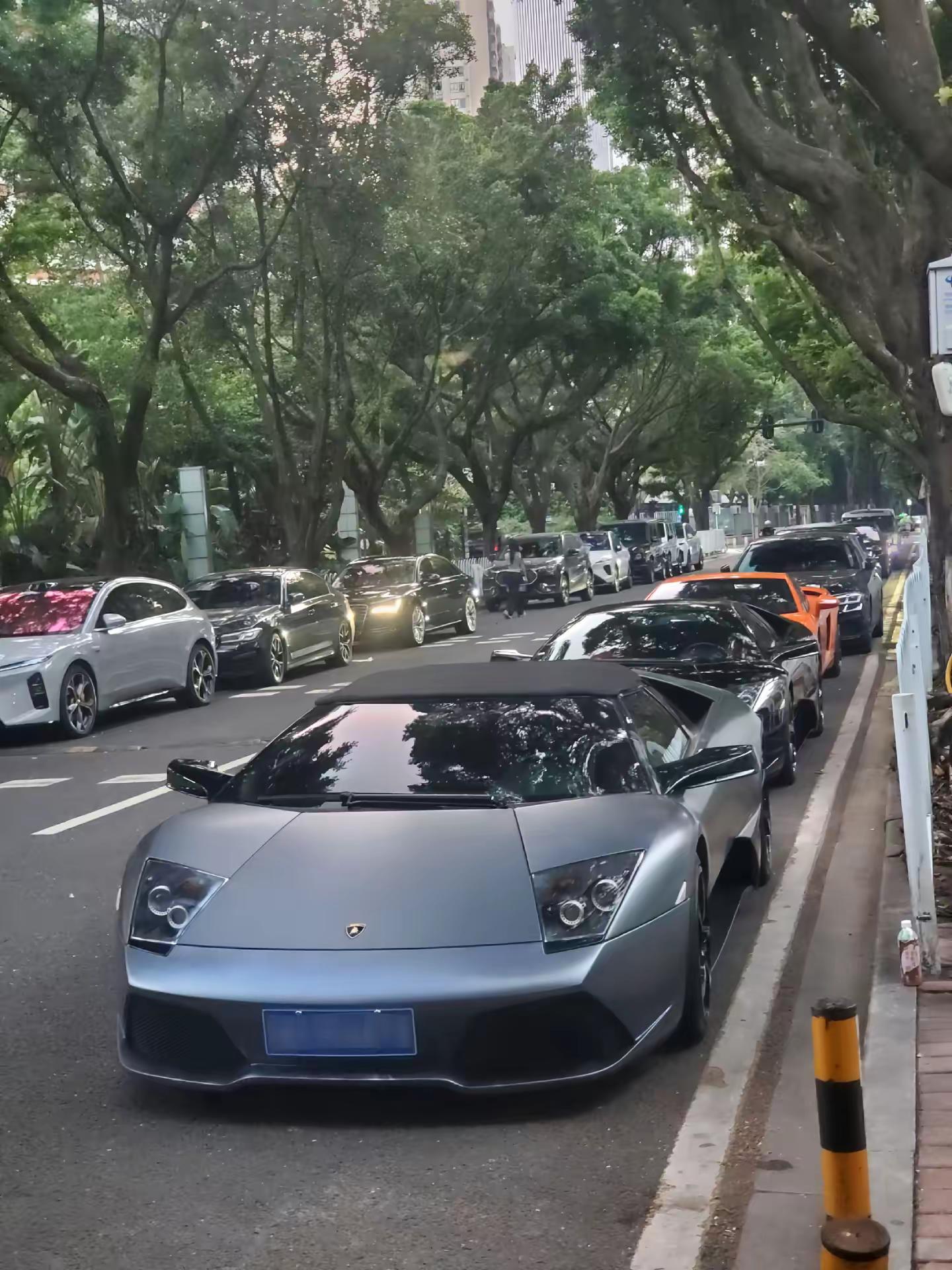 在满是新能源的时代，路边停着三台经典兰博基尼，两台蝙蝠，一台盖拉多，而且保存的如此之好，真是经典永不过时！静静的欣赏那个年代的车兰博基尼 蝙蝠