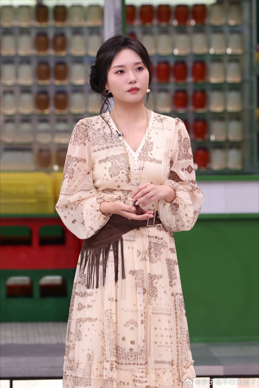 #唐艺昕认证李雪琴押韵大师# 这段花絮值得反复看的地方在于两个女艺人之间那种坦荡的欣赏，唐艺昕不端着不藏着，李雪琴也确实有真本事，"押韵大师"这四个字从对手嘴里说出来，比任何头衔都让人信服。#你好星期六# ​