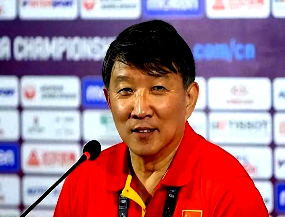 刚在柏林入选国际篮联名人堂，王治郅转身就进了女篮教练组。    这消息...