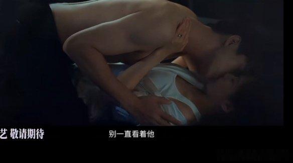 李现、张婧仪主演的《雾里青》于9月23日首发预告，一场绑手吻戏成为全网最高能的焦点，主打熟男熟女的拉扯感与高浓度性张力。  一、预告核心名场面- 绑手吻：预告中最受热议的片段，画面中两人之间存在明显的