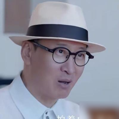 周杰是真敢饿啊，56岁的人一天就吃一顿。早餐啃个苹果，中午一顿正餐，晚上直接不吃了，这日子过了整整十年。
别人减肥靠毅力，他直接靠“轴”。当年嫌《少年包青天2》剧本糙，说不演就不演，资方脸都绿了。可琼瑶一个电话让他拍《还珠3》，他明知道是去挨骂的，还是去了。
后来干脆连戏都不拍了。不是被封杀，是