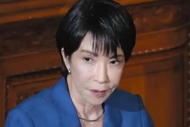 30年。这件事跨越了整整30年。1994年，她还是一个刚踏入政坛的新人议员。她站在国会里，当着全日本的面，质问时任首相村山富市——&34;凭什么以首相的身份，代表日本承认当年侵略战争是错误的？&34;村山富市没有退缩。他当场回答：&34;我必须说，当时的政府确实犯下了巨大错误！&34;那个提问的人，叫高市早苗。

32年后