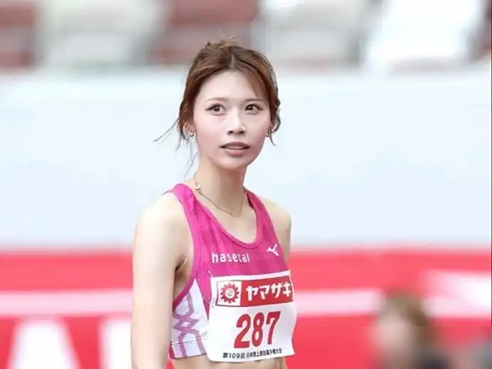 12秒99，29岁的吴艳妮把命都豁出去了，就为了压林雨薇0.1秒。
日照那场决赛逆风0.7，她冲线后直接瘫在地上，膝盖积液抽出来能装半管。转头8月又拿全锦赛三连冠，听着风光，其实每天训练完身上没一块不疼的，筋膜炎、腰肌劳损，全找上门了。
可日本那边中岛瞳12秒60摆在那，集团优势跟铁桶似的。吴艳