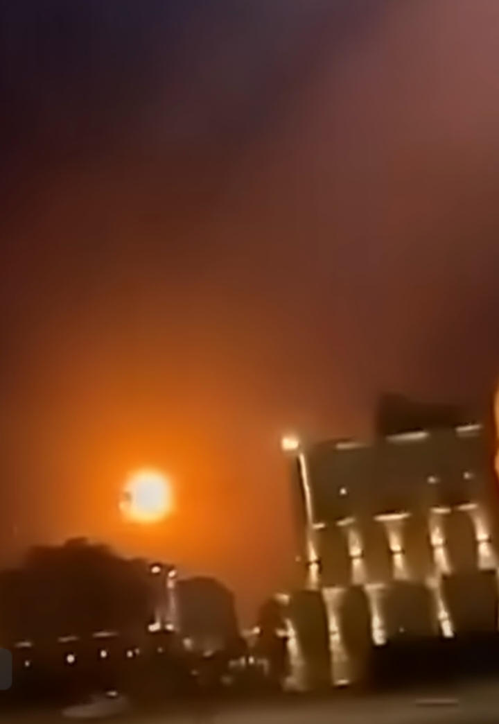 当地时间昨天夜间，也门胡塞武装向沙特南部地区发动了新一轮导弹与无人机打击，以报复沙特对也门的空袭。
胡塞武装导弹和无人机的打击目标包括哈立德国王空军基地、艾卜哈机场、沙特阿美艾卜哈散装厂和吉赞炼油厂。沙特军方声称胡塞武装的袭击造成73人受伤。
沙特在胡塞武装面前一直讨不到便宜，每次空袭都会遭到胡塞武