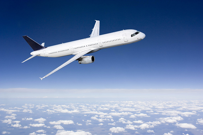 谁能想到，一趟寻常的空中旅程，会骤变为一场与死神擦肩而过的终极考验？2026年9月30日清晨，迪拜航空FZ1073航班载着174名乘客与8名机组人员从阿联酋迪拜起飞，目的地是以色列特拉维夫。约两小时后，客机在3.4万英尺的高空平稳飞行时，驾驶舱内却风云突变。
当时的飞行轨迹数据显示，飞机在沙特阿拉伯