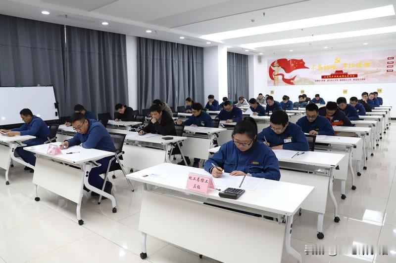 海外关注六小龙，核心是：它们扎堆踩中全球最火前沿赛道（开源大模型、具身机器人、脑机、空间智能、3A游戏），有能打的产品、性价比优势，并且是一个「集群现象」，不是单个黑马，海外媒体、开发者、资本都注意到中国前沿硬科技创业集群的崛起
 
一、产品层面