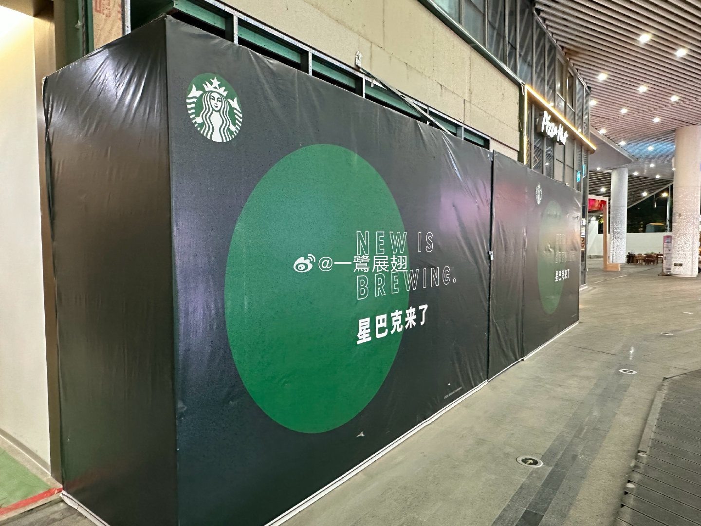#厦门商业# 第93家星巴克在#厦门地铁# 火炬园站（嘉禾新天地）围挡，这也是轨道旗下物业的第8家星巴克咖啡。  ​