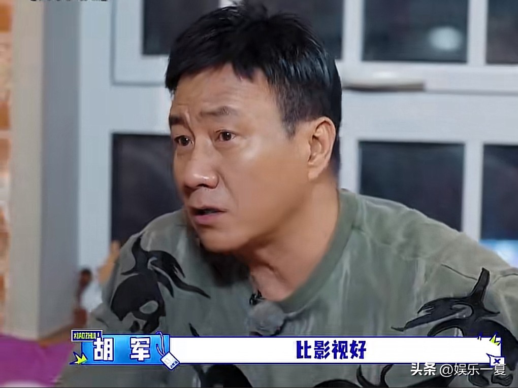 万妮达说“今年的演唱市场跟去年比其实砍了一半。”胡军好奇的问“今年的演出市场不是很好吗，比影视好。”

李乃文解释说“不是，是比影视好，但是不如以前好。”

万妮达“就是很多突然就取消了。但是确实可能，我也有听说比影视好，所以很多人都来唱歌了。”

胡军“对，都去唱歌了。”

现在音乐节，演唱会都是