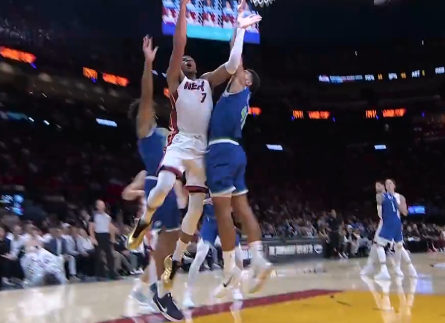 NBA联盟应该出台限制：字母哥这种球过半场，都不运一下就三步上篮的行为[捂脸]。太简单，太粗B了，毫无技术含量。