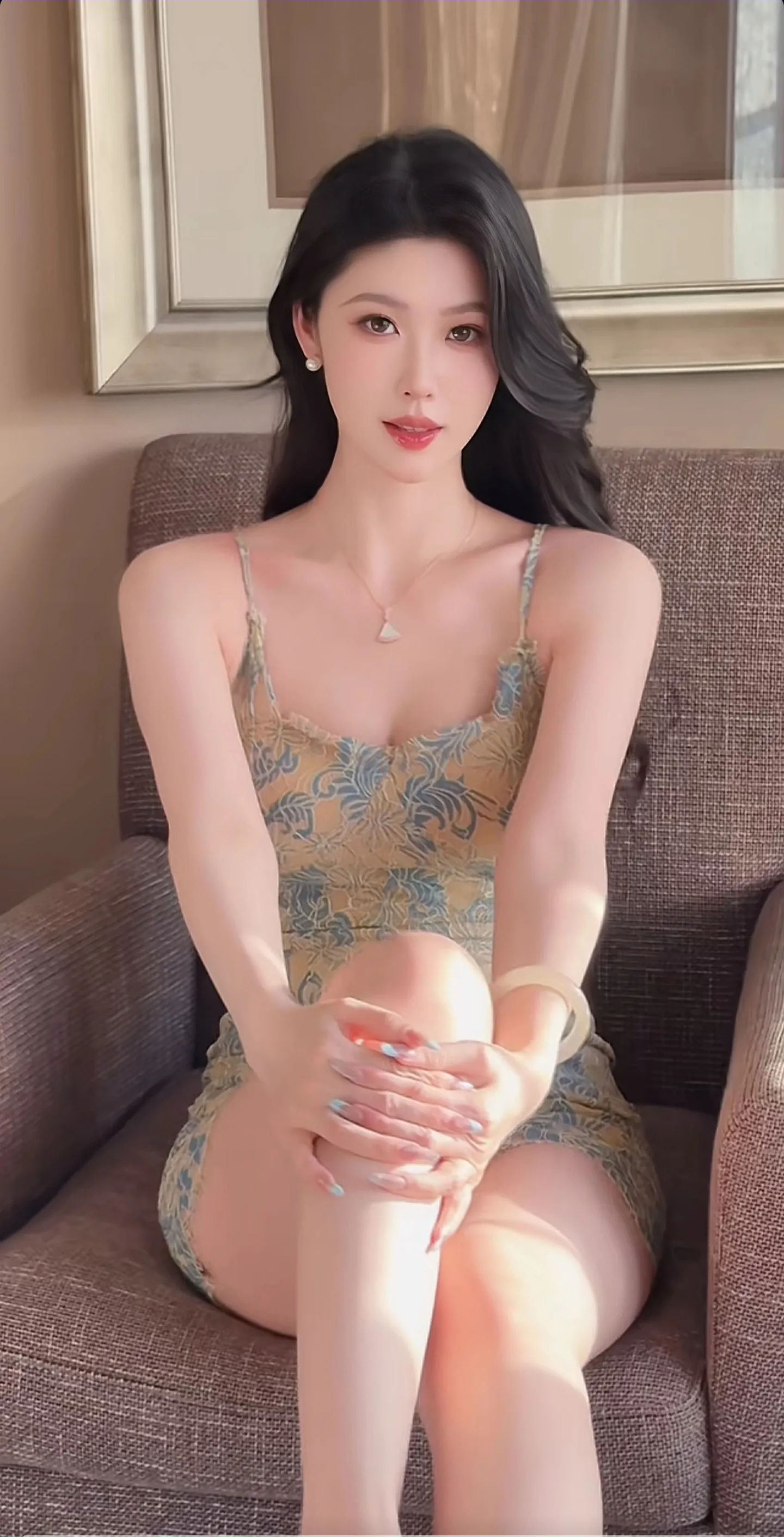 弦子真的当得起“天生尤物”这四个字！就说她那身粉色抹胸短裙吧，美到令人...