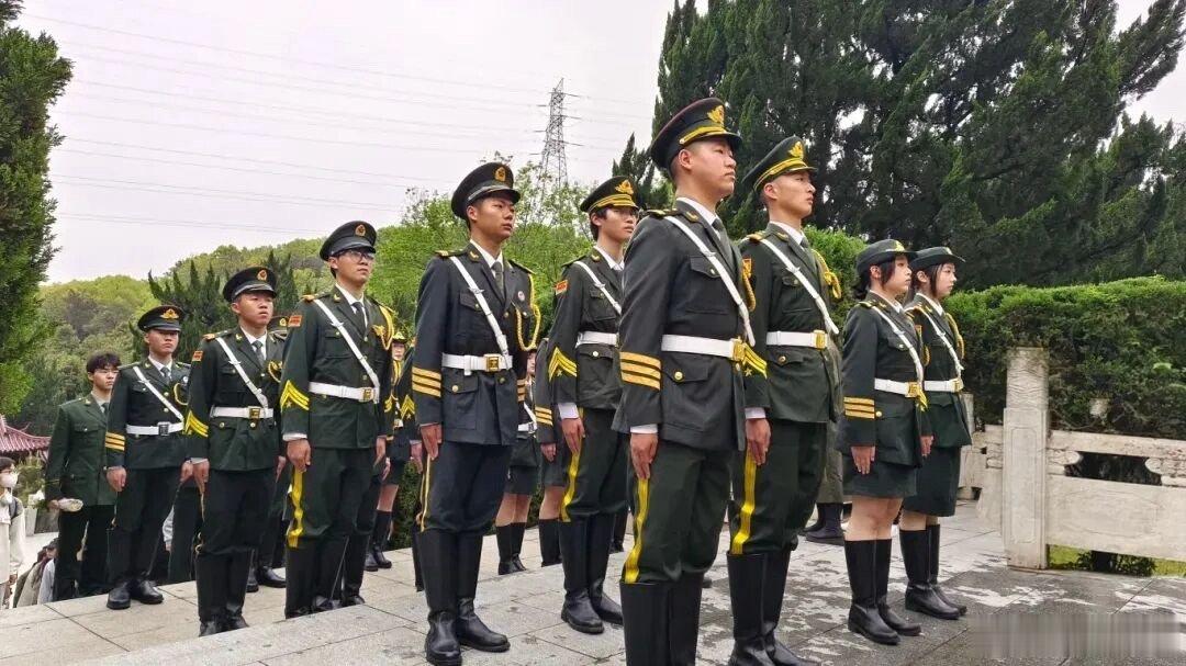 #杭职大学子把阅兵精神活成日常#[给你小心心]#浙江高校退伍学子笃行青春担当#从天安门阅兵场到基层一线！杭职大毕业生曾炜杰，将阅兵淬炼的坚韧刻进青春日常。
军旅受阅淬炼风骨，校园求学六学期双第一、科创竞赛屡获大奖，躬身服务师生、深耕基层治理。褪去戎装不改初心，以实干担当诠释青年党员的最 ​