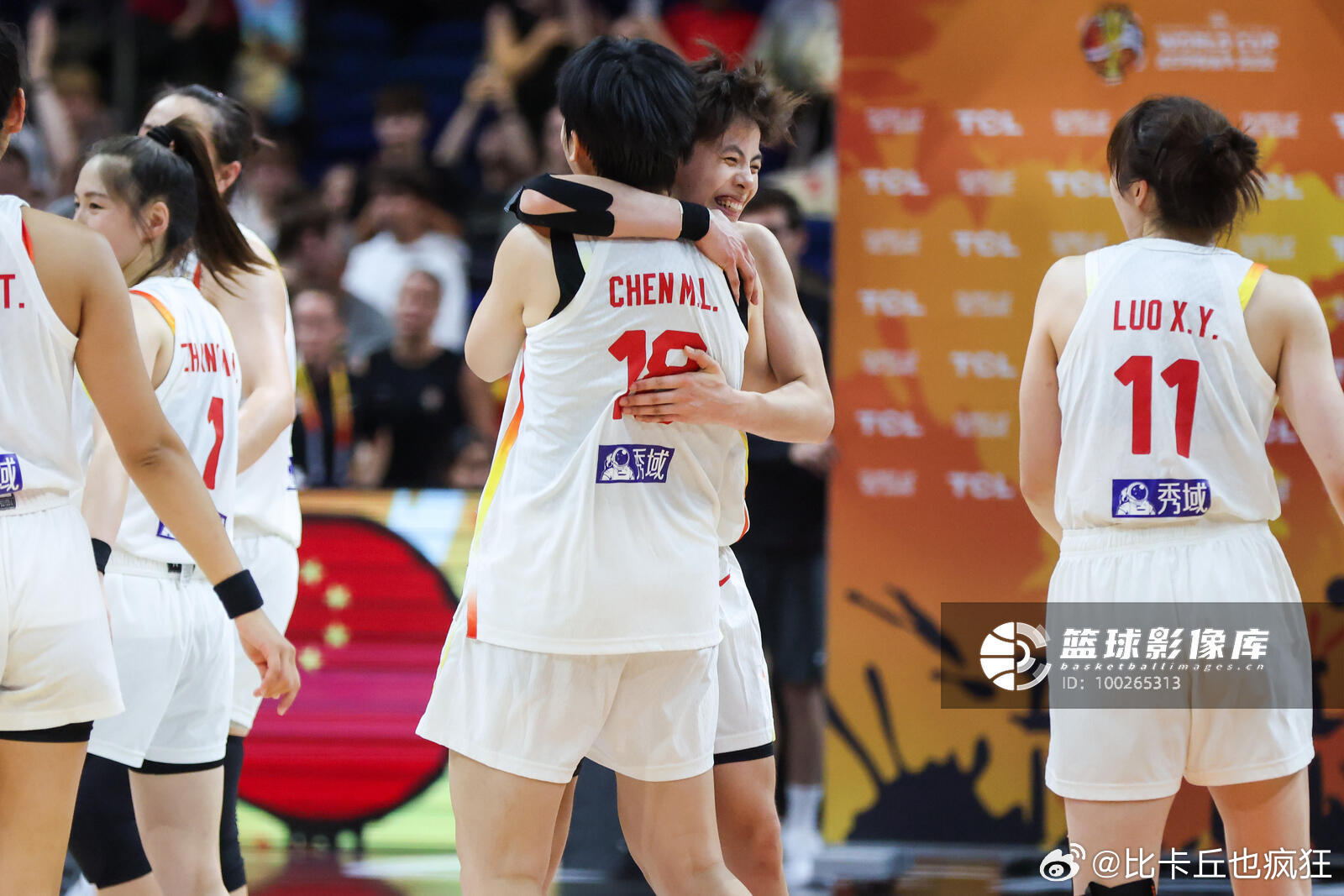 中国女篮赢了！加时赛74:70险胜捷克，2026世界杯首胜落袋。首轮惨败没有击垮她们，生死战反而逼出最强斗志。防守端步步紧逼，进攻端敢于出手。这场胜利太关键，为出线留住希望。#女篮世界杯中国队加时险胜捷克队##中国女篮vs捷克女篮# ​