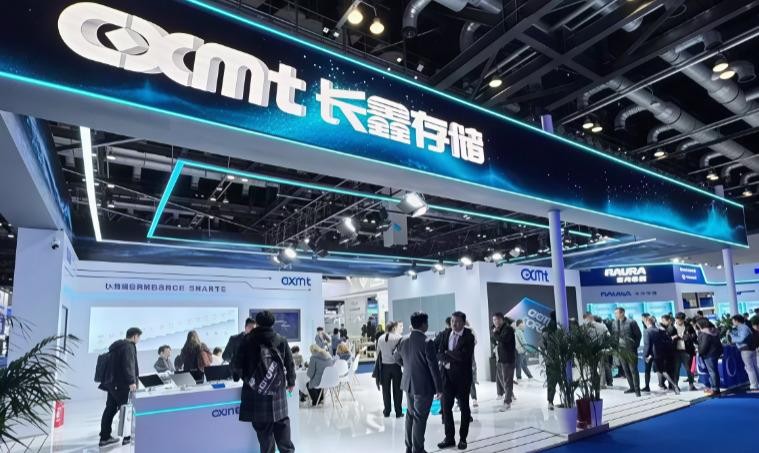 长鑫科技总裁曹堪宇在2026年10月9日至10日的集成芯片大会上确认，年底要推4F²架构DDR5 RDIMM服务器内存。现场讲的是垂直晶体管、自研VSG、单元面积往下压，不是PPT里画大饼，是冲着机房7×24小时跑、零误码去的。咱们普通老百姓看芯片总像看天书，但你想想，以前服务器内存被海外捏着价，云