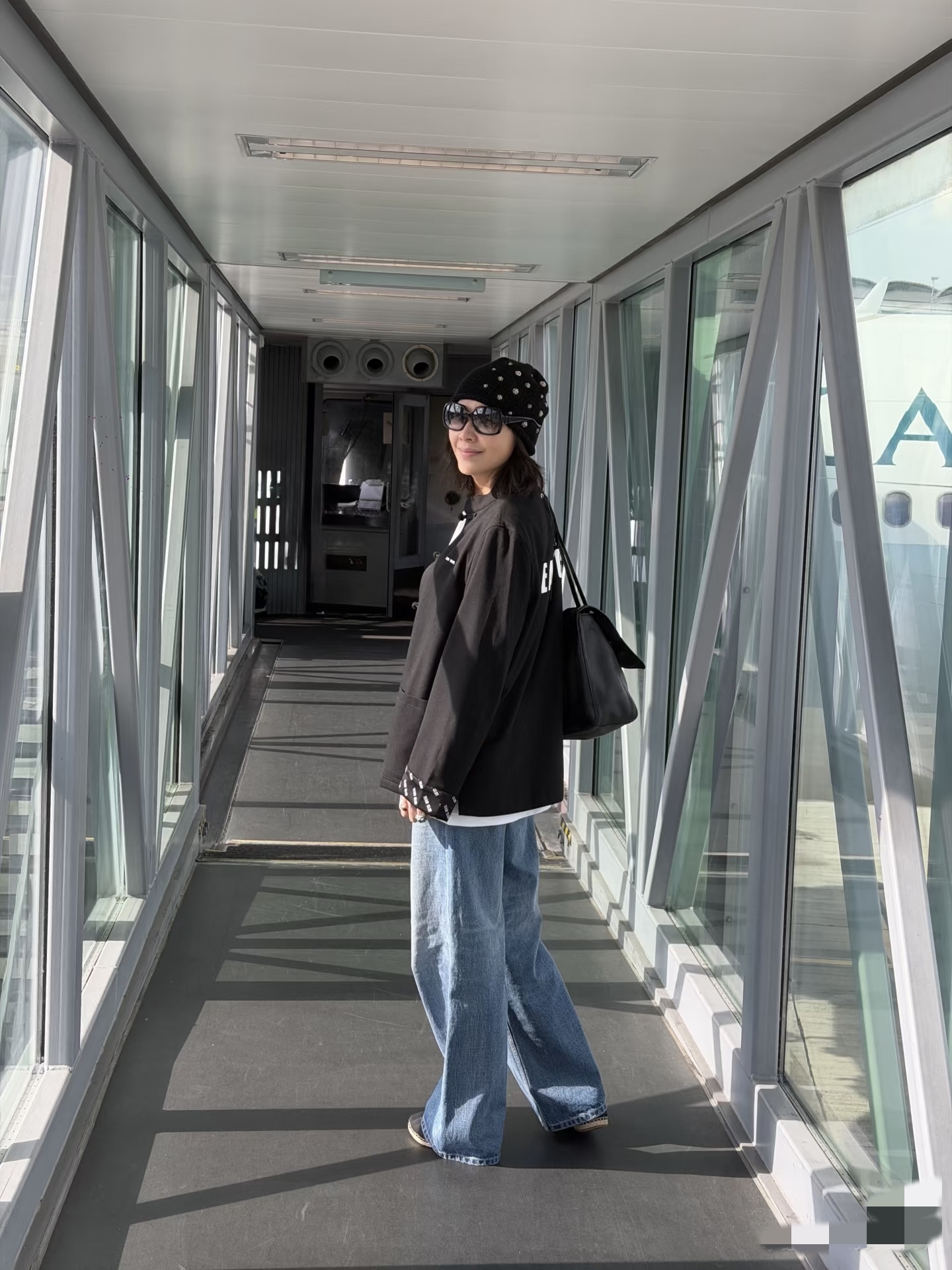 刘嘉玲晒照，一大早现身机场，估计是又要飞去哪里旅行！有一说一，她现在的状态也太好了，这就是有钱有闲的女明星，活得太潇洒了，她和梁朝伟又是丁克，没有孩子，也就没有柴米油盐的琐事，想去哪里旅行，就是一张飞机票的事情，之前盛传梁朝伟的一则趣事，就是他曾经坐飞机去巴黎，喂了鸽子之后又买机票飞回香港，她俩真的