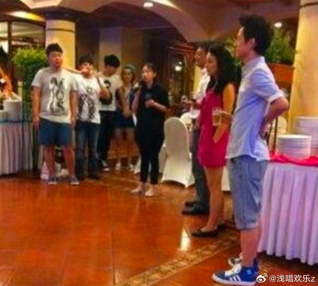 #张杰谢娜[超话]# 玩游戏逛街都要牵手/揽着的粘糊小情侣罢了
z计划【图文】
依旧记不清年份 ​