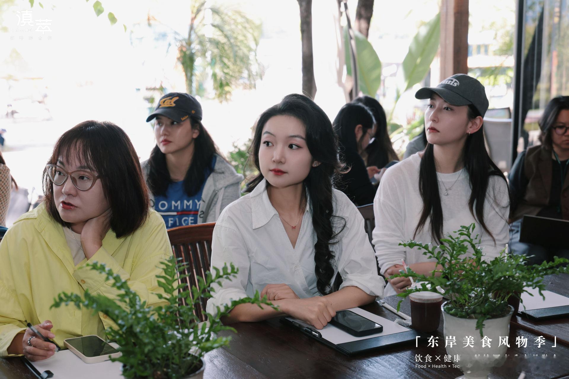2026滇池东岸美食风物季点赞昆明湖滨春城山水花都 东岸美食风物季这场「饮食X健康X科技」圆桌分享品鉴会，一下午知识密度和味蕾冲击一起拉满。先讲两个让我印象最深的点~一个是德国内科与心脏病专家Dr. med. Martin Laser线上连线说的那句话——“预防心脏病学的原点，就是一日三餐。”他深耕预防心脏病学二十多年，创立的Talking Eyes项目能通过视网膜影像筛查，让你的“血管年龄”直接看得见。吃得对不对，身体会告诉你答案！另一个是潘思宇老师带来的滇萃虾青素咖啡首发。云南天然虾青素产能占全球60%以上，他用纳米递送技术让虾青素和乳清蛋白真正“进得了杯”。现场首发的虾青素冰手冲和虾青素乳清蛋白拿铁，每杯含6毫克虾青素，我选的虾青素美式真的很清爽，重点是完全没有抢掉咖啡本身的风味。然后，五星总厨天团王红兵、陈易、向斌三位师傅直接甩出一份十道创意料理的品鉴菜单——虾青素鹅肝酱配香草法棍、乳清蛋白烩龙虾、咖啡里科塔披萨、阿芙佳朵……道道低盐低脂低油，但风味很顶。健康餐“寡淡无味”...