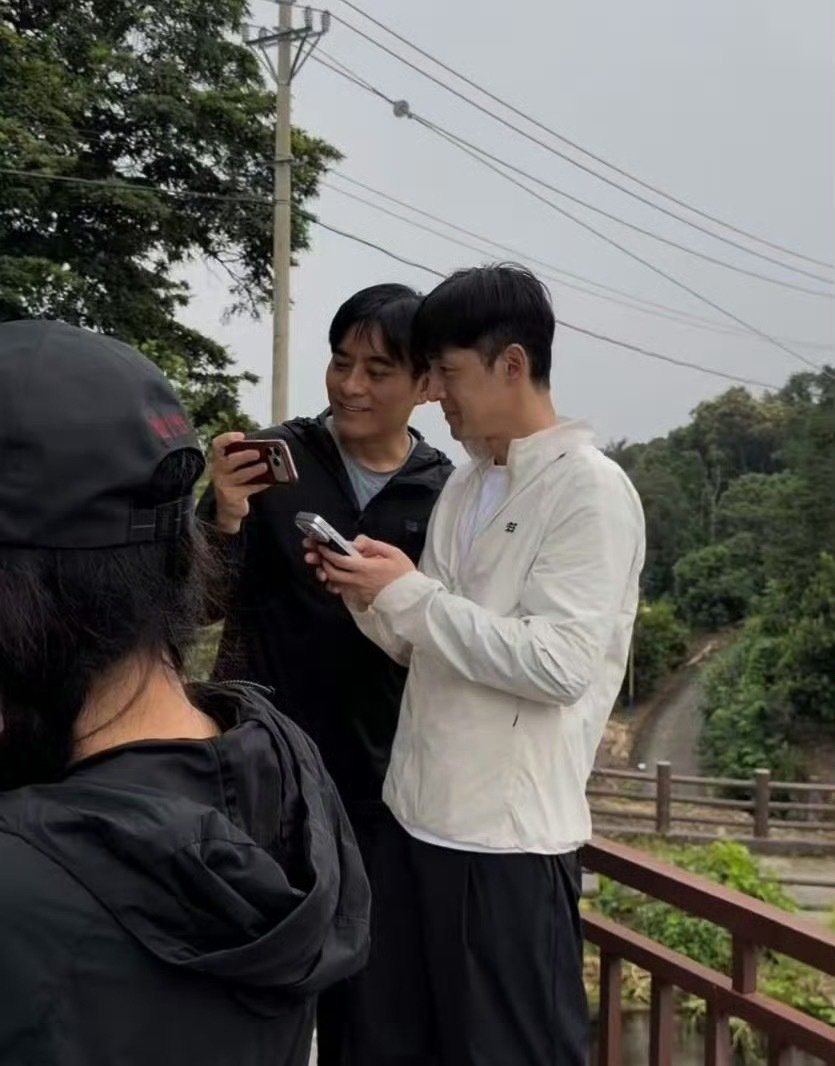 #胡歌陈龙抱着必出神图的决心#
胡歌陈龙偶遇乌桕大蚕蛾秒变站哥🤳齐刷刷探头多角度狂拍，自拍也安排上，一心想要拍出神图。认真拍摄的模样好吸睛，上次动物园拍动物，这次拍飞蛾，主打来都来了绝不空手而归，神图坐等《一路前行3》播出。 ​