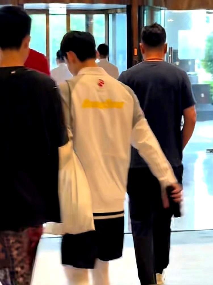 “脚太疼了，走一步都疼！”  胡明轩这句私下语音，直接捅破了天。  外...