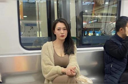 地铁上遇到的美阿姨，怎么搭讪？