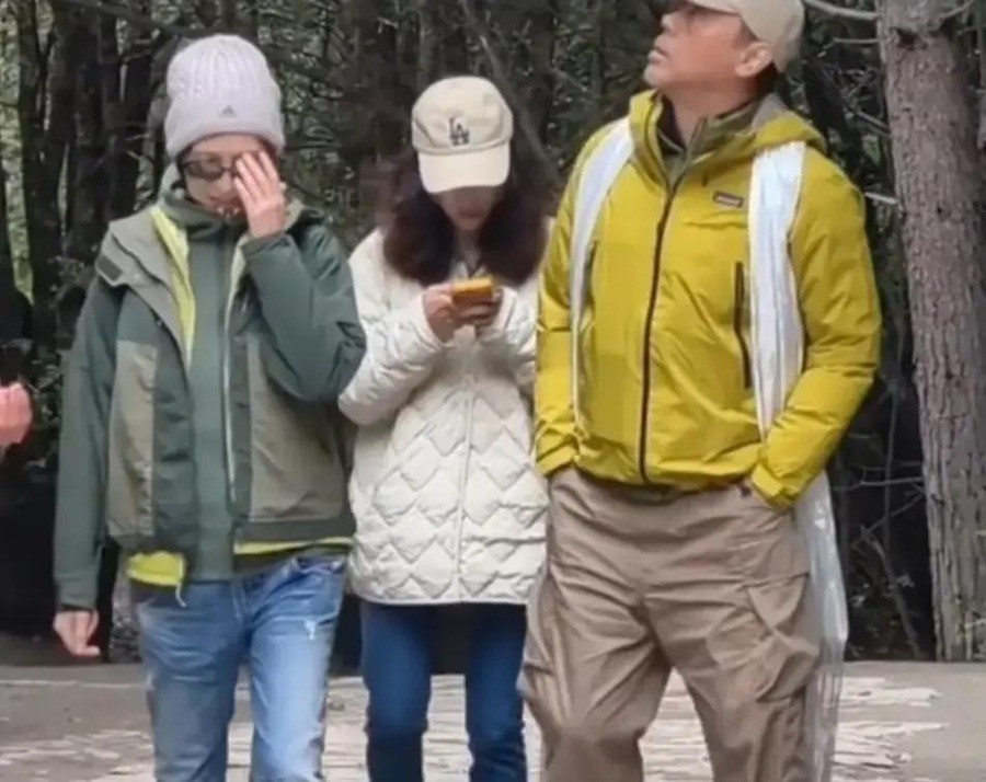 62岁刘青云西藏冻到脸僵被认成萨达姆，59岁郭蔼明素颜站旁边笑盈盈，结婚28年零绯闻不生孩子，网友：这才是明星该有的样子
2026年9月26日，林芝卡定沟，海拔2980米，一个女粉丝凑上前只盯着刘青云要求合影，郭蔼明没等到招呼，抱着胳膊往后退了一步，脸上还挂着看热闹的笑。刘青云依言站定，帽子檐压着眉