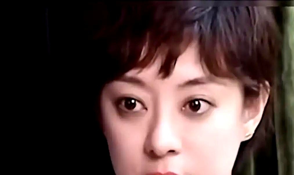 邓超在家里整天提心吊胆，原因

就一个：亲闺女小花妹妹这张嘴，实在太直了。

孙俪常说女儿是自己的

翻版，那性格，藏不住话，大实话往外秃噜，专挑扎心的说。搞

得邓超天天跟在屁股后头碎碎念，就怕闺女在外头吃亏，恨

不得把叮嘱的话塞她耳朵里，让她收敛点。

反观儿子等等，简直就是高

情商的课代表