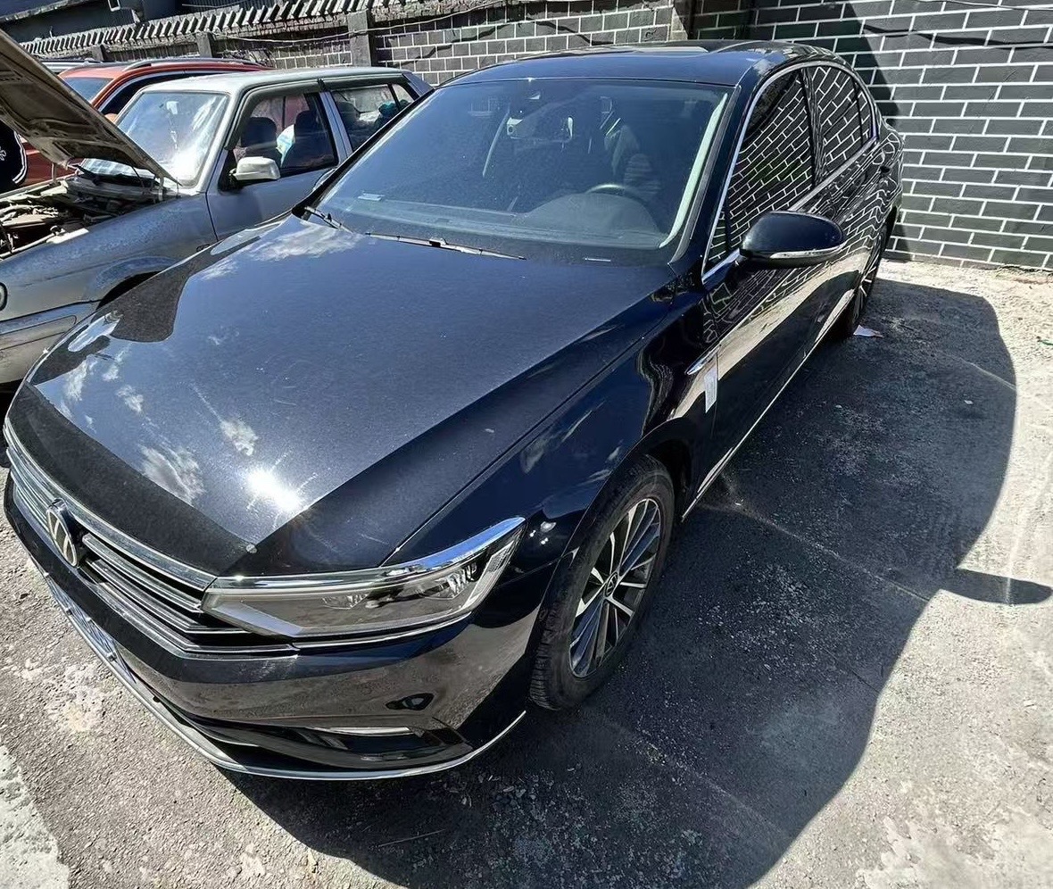 中秋假期，开上我的黑色迈腾，一路奔赴古镇，把日常的忙碌暂时搁置，去感受山野间的人间烟火。

这么多年相伴，迈腾最打动我的就是这份沉稳。跑长途底盘很扎实，高速行驶不飘，隔音表现在线，一家人在路上说说笑笑，不用被路噪打扰。动力输出平顺，超车从容，长时间开车也不会觉得腰酸疲惫。宽大的后备箱，行李、随身吃食
