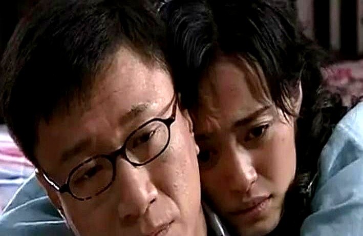吻戏卡壳，孙红雷指着姚晨：你当自己是男的，死皮赖脸去求！

这场戏原本走温情路子。开机前孙红雷冷不丁拿姚晨长相开涮，姚晨张嘴就回怼。两人互相揭短，把剧本里的条条框框撕碎，砸出一地烟火气。

到了翠平求吻的重头戏，姚晨找不到状态。孙红雷抬手叫停，让她把性别扔一边，用大老爷们死缠烂打的糙劲儿去演。

姚