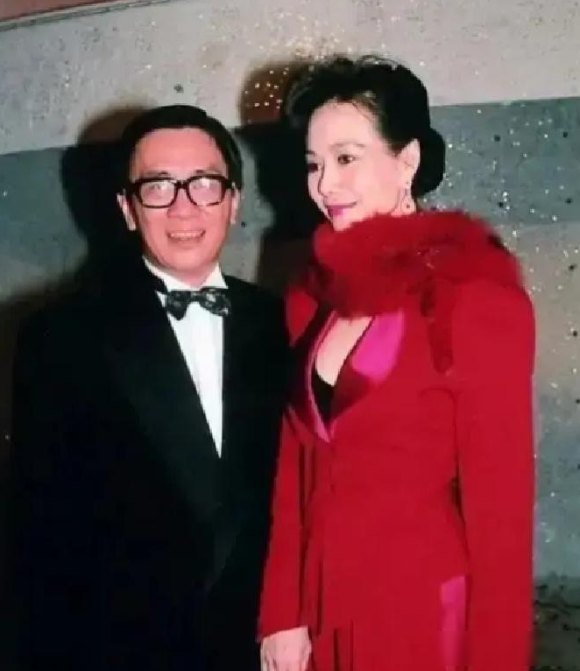 1975年在香港，著名的词曲大师黄霑对才女林燕妮一见钟情。面对林燕妮“不跟有家室男人谈恋爱”的冷言冷语，黄霑竟撇下怀孕的妻子华娃执意离婚。可这段轰烈的婚外情最终惨淡收场，晚年的黄霑提及前妻时满是愧疚与后悔。
 
（信源：《才子总多情 风流才子黄沾三段情如火似水》中国新闻网）
 
1975年的香港演艺