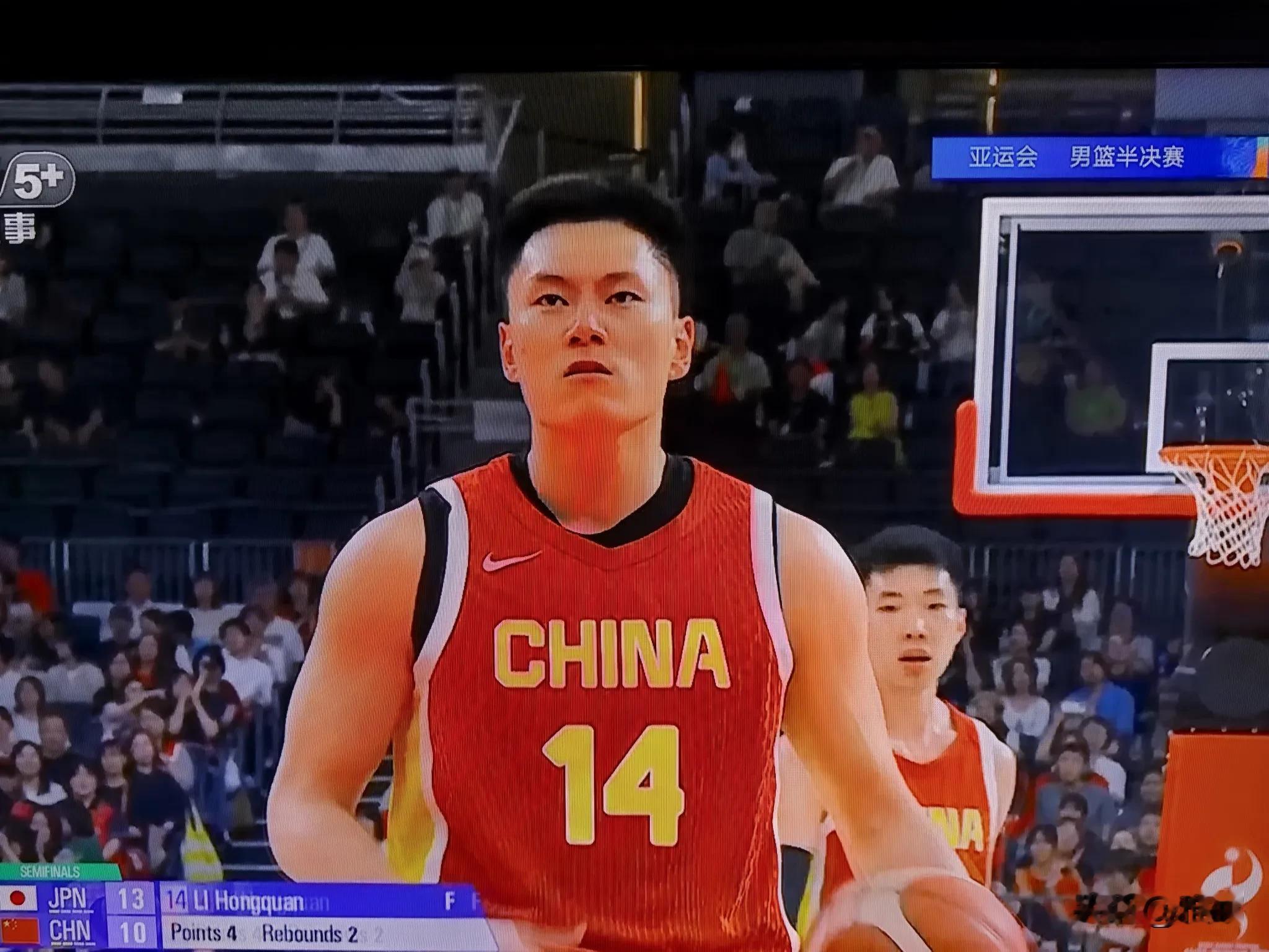 李弘权是中国男篮球员中打的最硬的。其实也是最聪明的。他虽然带伤上场。但面对日本男篮，直接上身体。因为中国男篮优势就是比他们要高，比他们要强壮。为什么不欺负他们呢？为什么跟着他们的节奏打呢？一上来李弘权就遭对方犯规罚球。这给中国男篮其他球员一些启示。要主动找对抗压迫他们。不要和他们拼快，不要和他们拼三