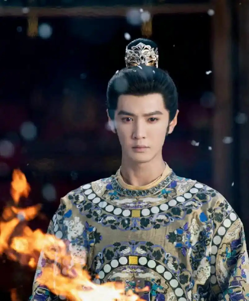 🔥盘点陈哲远六部剧集，《御廷谣》英寡上演戏份与热度的强烈反差✨

陈哲远的荧幕角色清单一直存在很高讨论度，而《御廷谣》带来了很特殊的现象。
由陈哲远、吴谨言领衔主演的《御廷谣》7月28日零宣发空降湖南卫视、芒果TV，开播前不到二十四小时才拿到发行许可证。开播首日云合市占率仅有2.7%，次日 ​