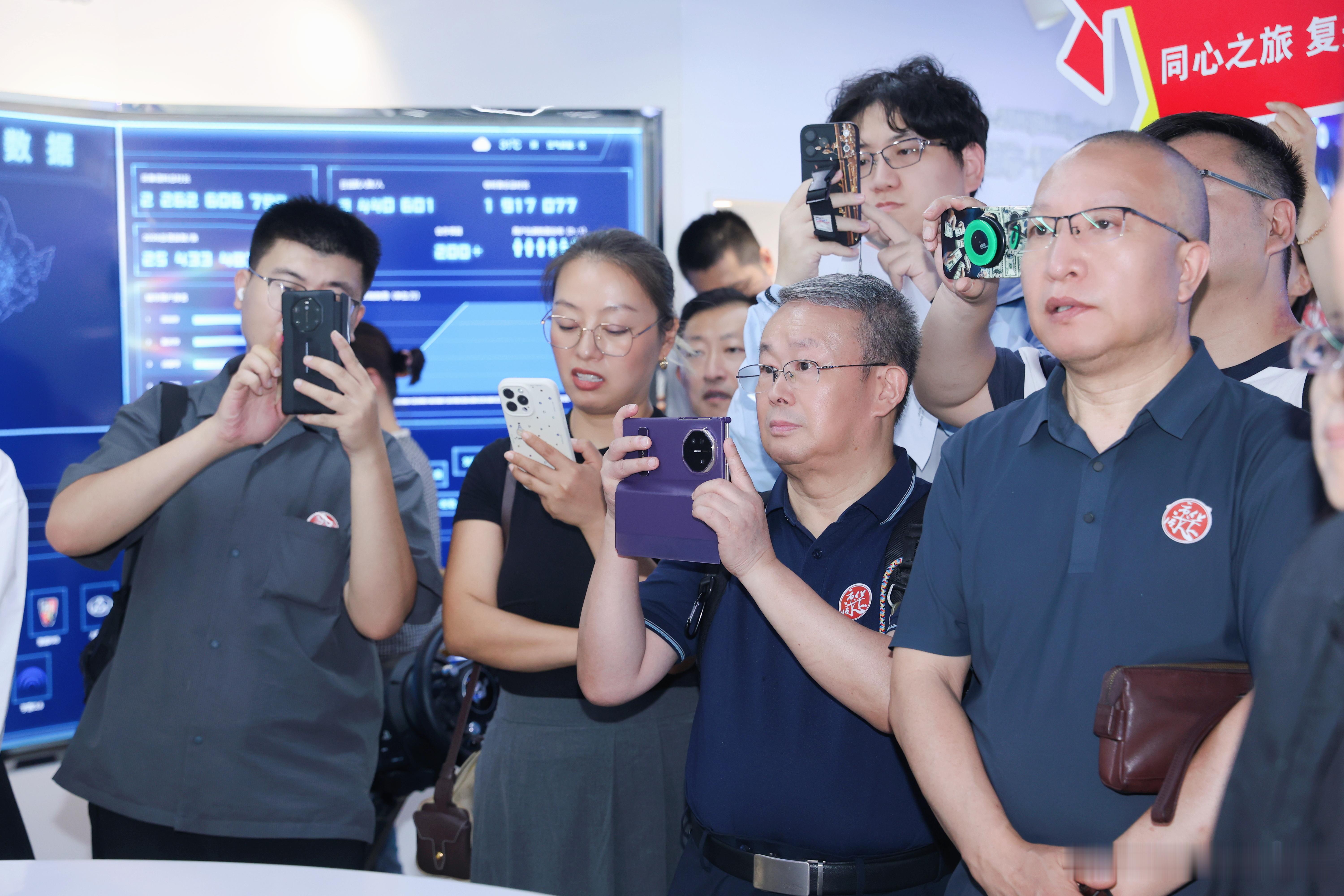 AI 深耕医疗，为医者减负

北京市委统战部组织的“同心之旅 复兴有我” 活动参访云知声智能科技公司，其智慧医疗板块让人印象深刻。不同于很多泛 AI 产品，云知声立足自研语音与医疗大模型，瞄准临床一线痛点落地应用。

简单来说，它的核心就是帮医生 “少打字、多看病”。问诊时实时转写医患对话，自 ​