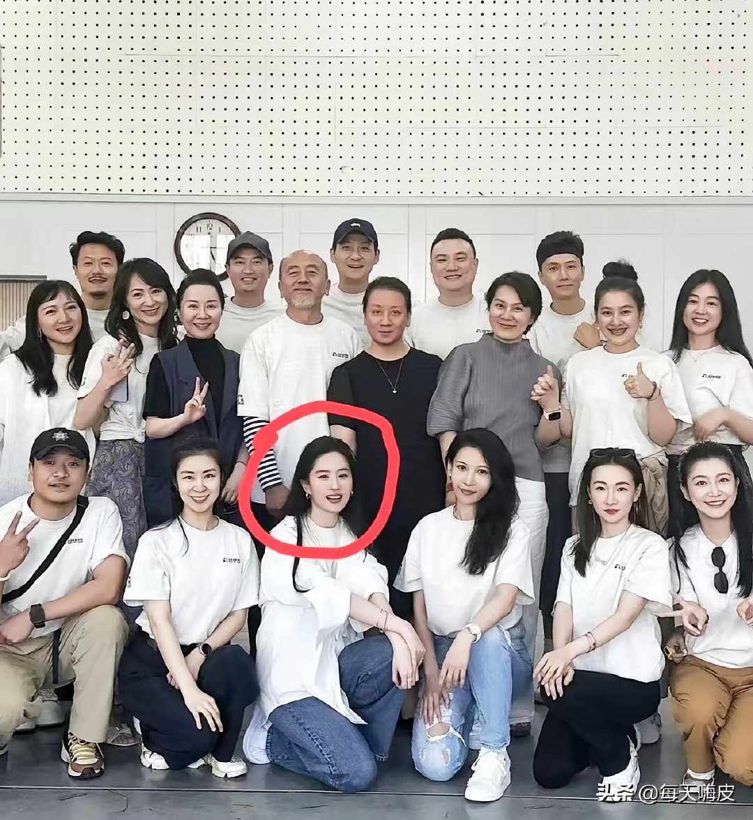这么多人好像就刘亦菲最红火吧！ ​