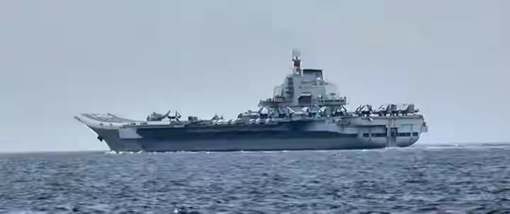 辽宁舰突入苏禄海，跳出美日军演包围圈，一招打破所有人预判
 
美日大张旗鼓铺开“利剑27”联合军演，近6万兵力扎堆日本西南诸岛、先岛诸岛一带，把舞台摆在台海东侧，本以为能牢牢盯住西太平洋的主要通道，等着和解放军海上力量正面对峙。不少外媒一开始都预判，辽宁舰编队前出，大概率会在宫古海峡外、演习当面海域