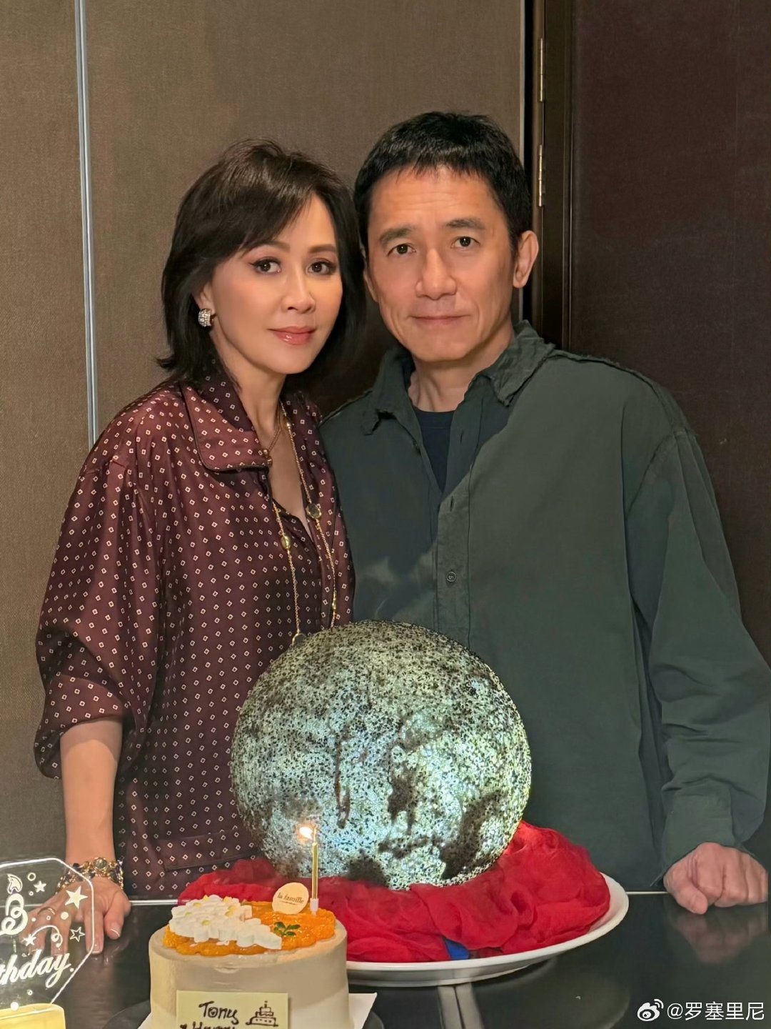 我特别理解刘嘉玲天天秀恩爱
试问你们自己，有一个这么优秀的老公，不管是从事业还是颜值来看都这么完美，你能忍住不秀？同时心里很没安全感，必须宣示自己的主权，警告所有想贴上来的人，已名花有主，老娘也不是好惹的。
#我在微博聊电影##电影正当夏# ​