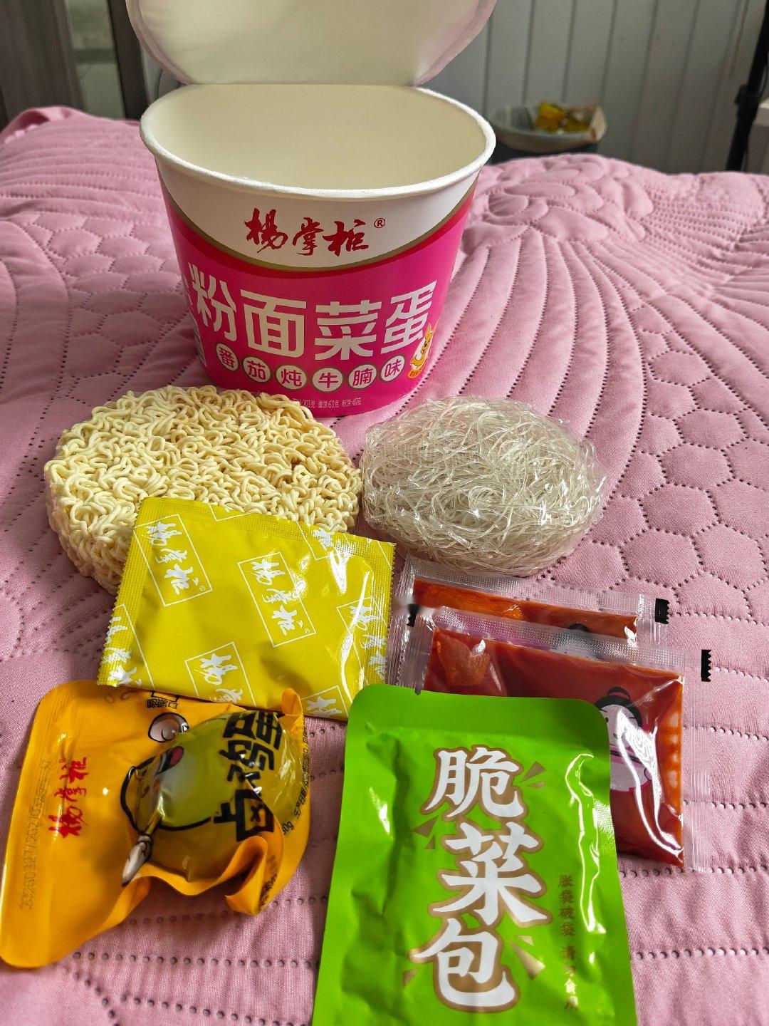 #孙千上过央视春晚哈尔滨分会场#泡上一桶粉面菜蛋，刷到孙千春晚哈尔滨分会场的热搜！冰天雪地一袭红裙跳舞，也太惊艳了。一边嗦粉一边看舞台名场面，一桶里面粉面菜蛋全都有，热乎下肚，看着冰雪舞台，氛围感直接拉满，这个舞台真的让人印象深刻。 ​