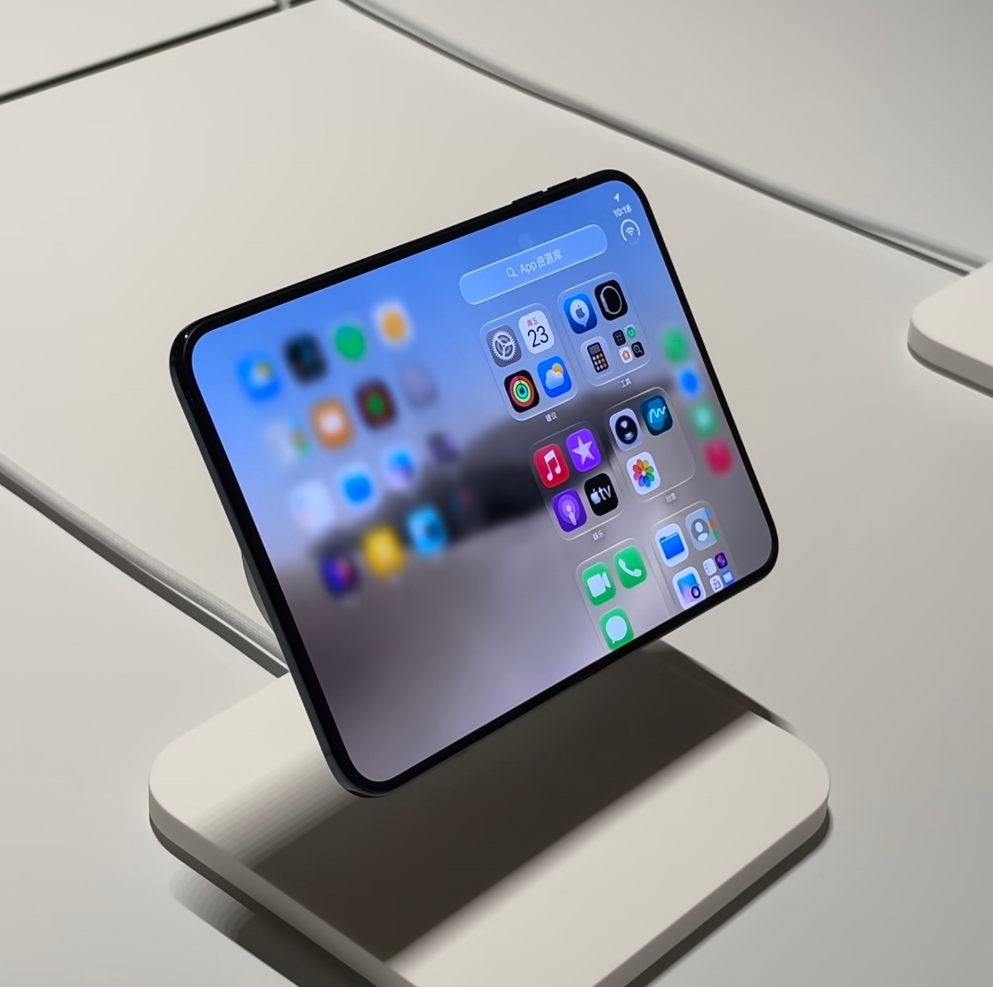 #iPhoneDuo直接冲还是等下一代#初代折叠iPhone，首发上车还是蹲二代？懂行的都明白：初代永远是厂商用来试水的半成品。15999起的售价，254g机身重量，砍掉长焦、Face ID降级为侧边指纹，国行还只能用eSIM……一堆硬件妥协明摆着。现阶段大量App适配残缺，大屏黑边满天飞；铰链寿命、折痕控制，全靠第一 ​