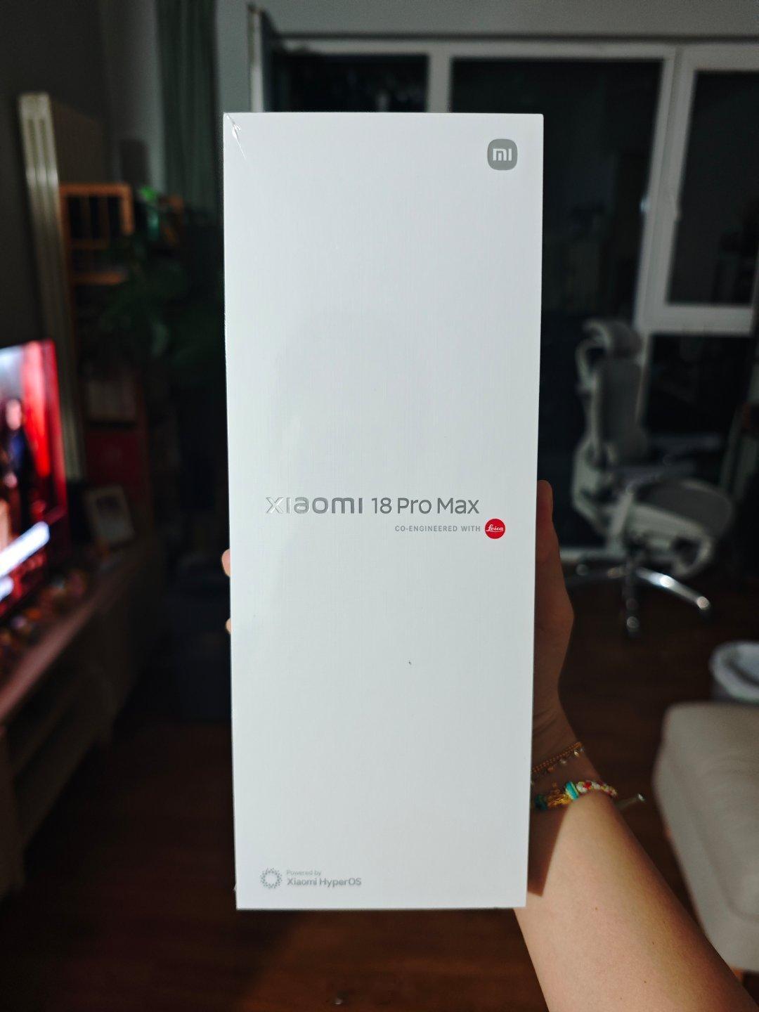 这个月的最后一次出差结束，晚上11点回家收到了一个大大的惊喜。电视还在放着发布会的回放，手里就已经拿到了第一批的18 pro max。

从初中到工作，这是小🐟同学给我买的第三个手机，也是我的第6个小米手机。

在杭州和出差同事比续航，絮絮叨叨14 pro已经用了3年了。结果有人在家已经提前预定好了新 ​