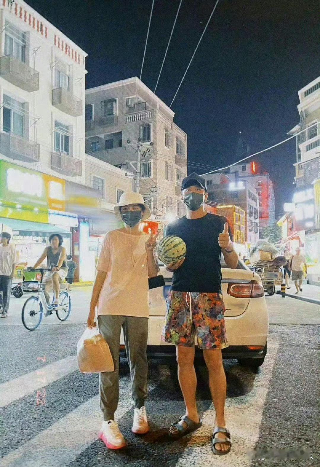 孙俪和邓超逛厦门夜市，孙俪居然吃了南昌拌粉，这两口子穿成这样是真夫妻了，夜晚的口罩帽子肯定不是明星就是…… ​ ​​​