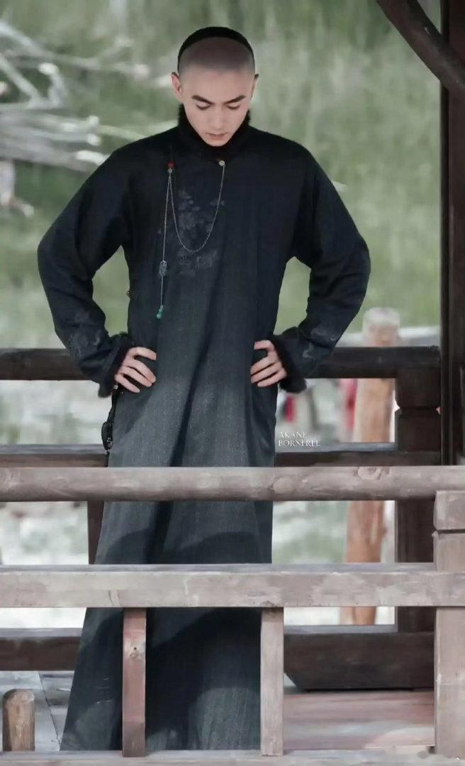 陈晓饭拍扮嫩为啥没违和感？生娃婚变后身材照样能打 ​