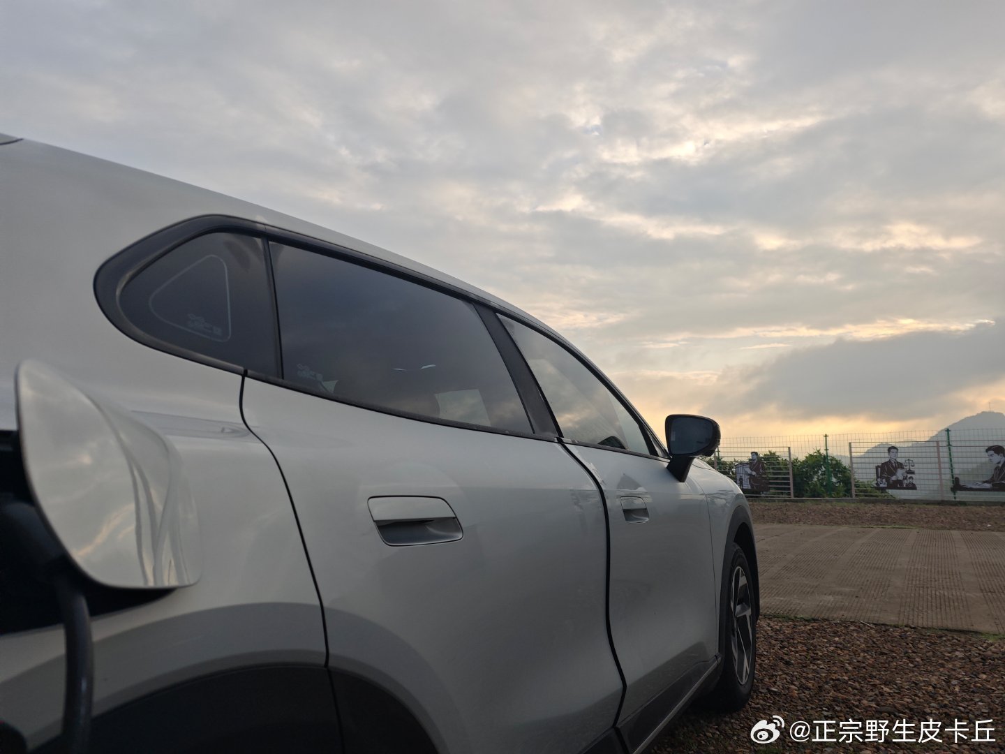 深度用车体验∣我的真实分享🚗

提车有半个月了，日常通勤、短途自驾跑了一千多公里，聊聊全新深蓝 S05 真实用车体验。
最惊喜的是续航表现，日常城市通勤，续航达成率很不错，不用频繁焦虑电量。快充效率在线，空闲时间补能很快，临时出门不用长时间等待。最让我惊喜的是能耗表现，综合能耗大概在10 ​
