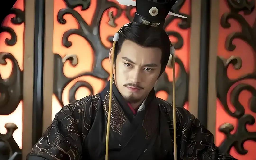 刘秀为什么不杀功臣？
第二份诏书送到大司马邓禹府上时，他正在后院修剪一株腊梅。幕僚捧着木匣的手有些发颤：“朝廷又赐了三百户食邑。”邓禹剪下一段枯枝，没接木匣，只问：“冯异将军那边呢？”幕僚点头：“也一样，加了两千户。”邓禹终于放下剪子，望着满园萧瑟，忽然笑了。
建武十三年正月，长安的雪还没化尽。吴汉