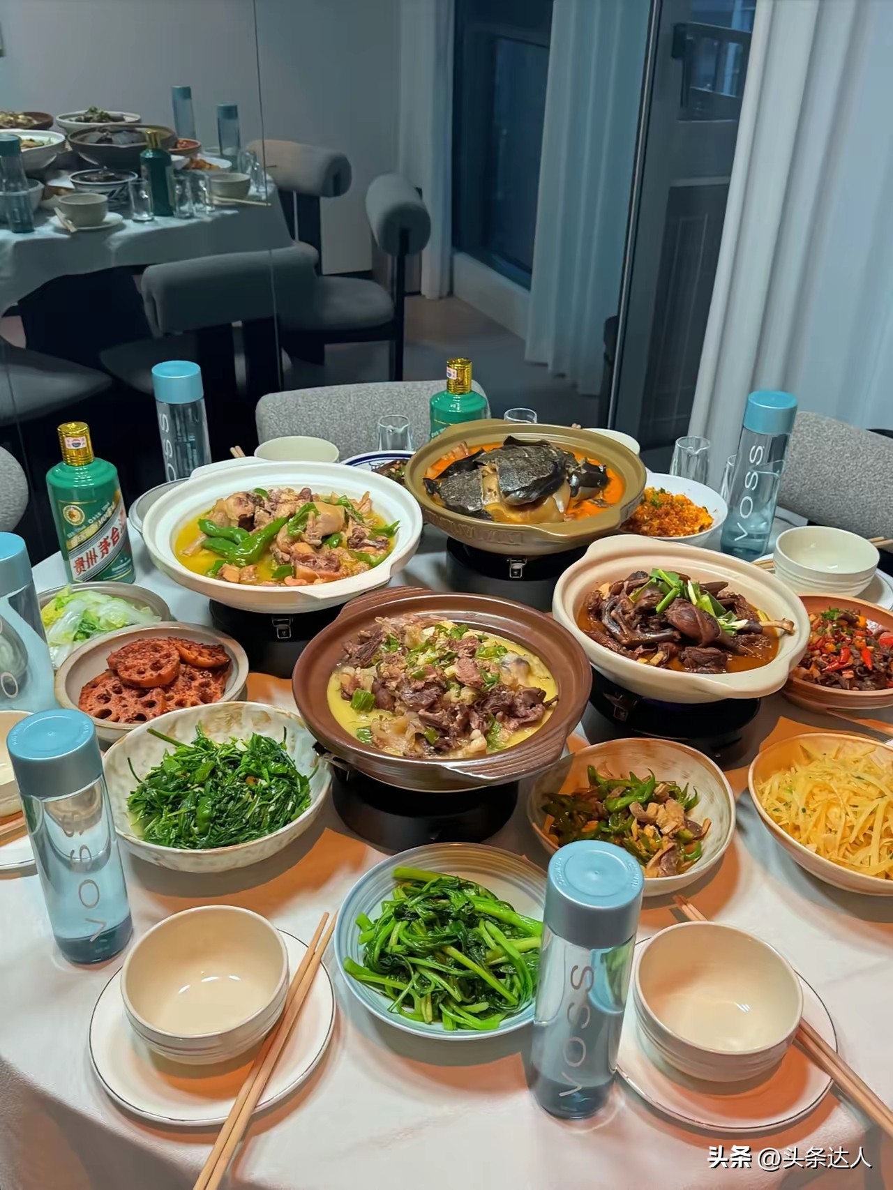 我实在理解不了我妈！
我妈今年70岁，每个月2300退休金。昨天过节回去陪她吃饭