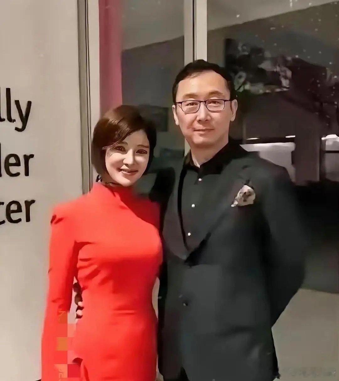 陆川导演与前女友秦岚以及现任妻子央视主持人蝴蝶的留影，当年苦追秦岚未果，灰心之余转头娶了蝴蝶，如今儿女双全家庭幸福。 ​